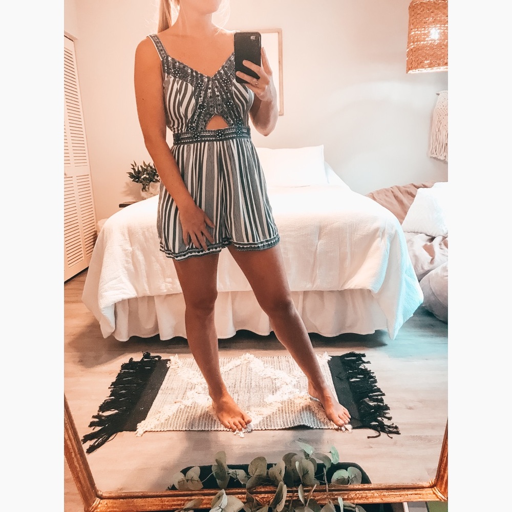 SALE❤️ American Eagle Outfitters Striped Romper

•college
•school
•rush week